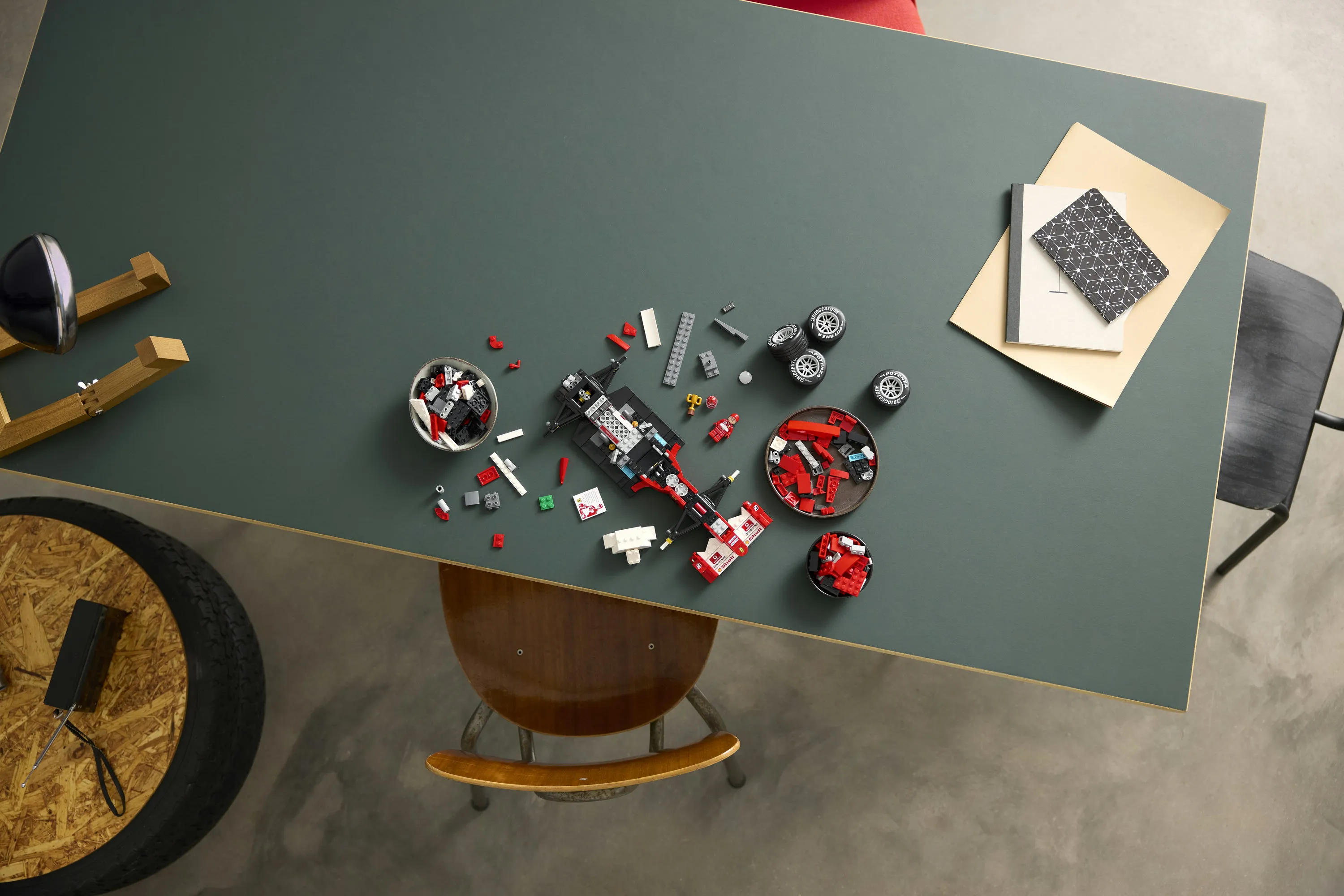 LEGO Icons Ferrari F2004 ja Michael Schumacher 11375