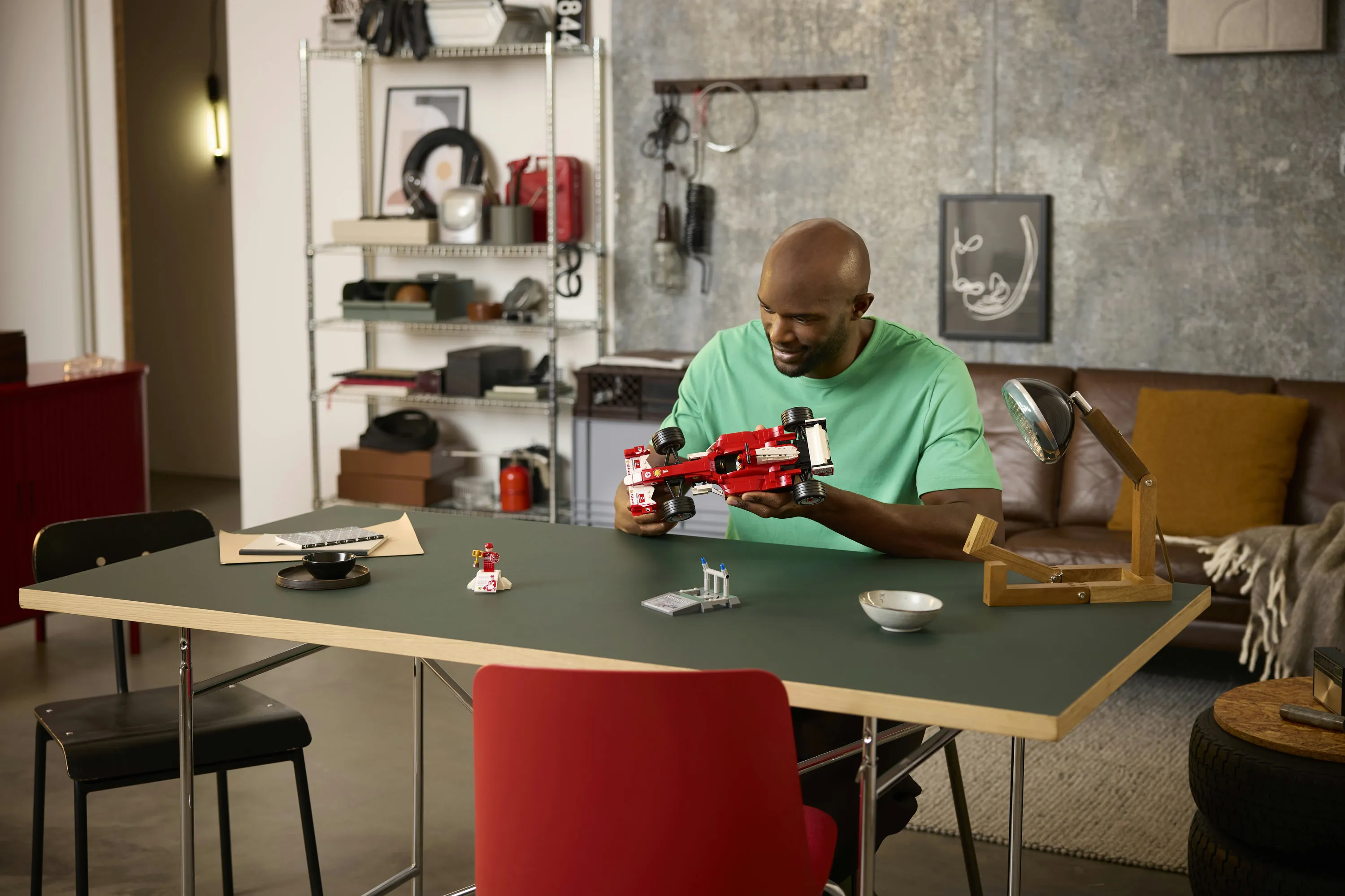 LEGO Icons Ferrari F2004 ja Michael Schumacher 11375