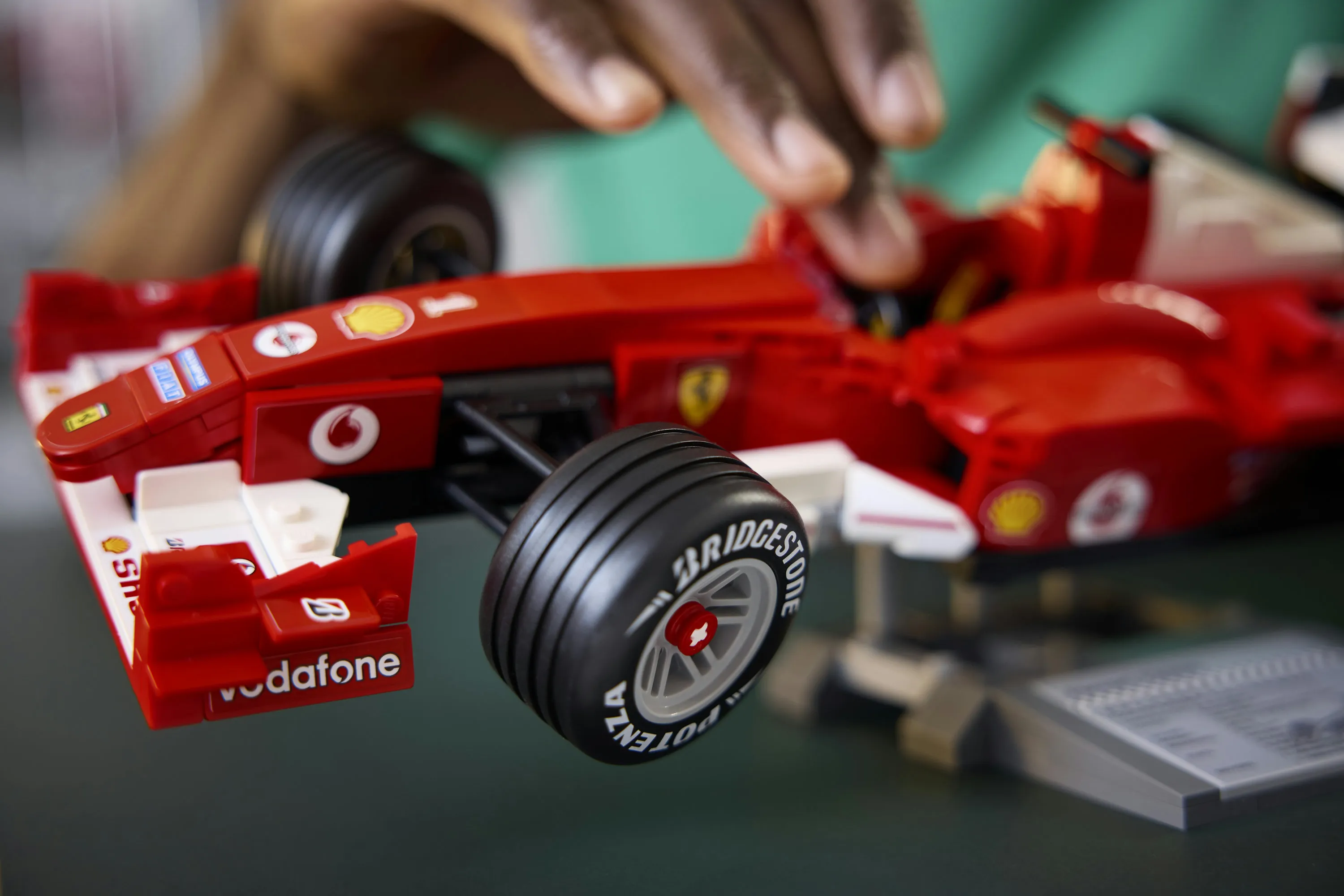 LEGO Icons Ferrari F2004 ja Michael Schumacher 11375