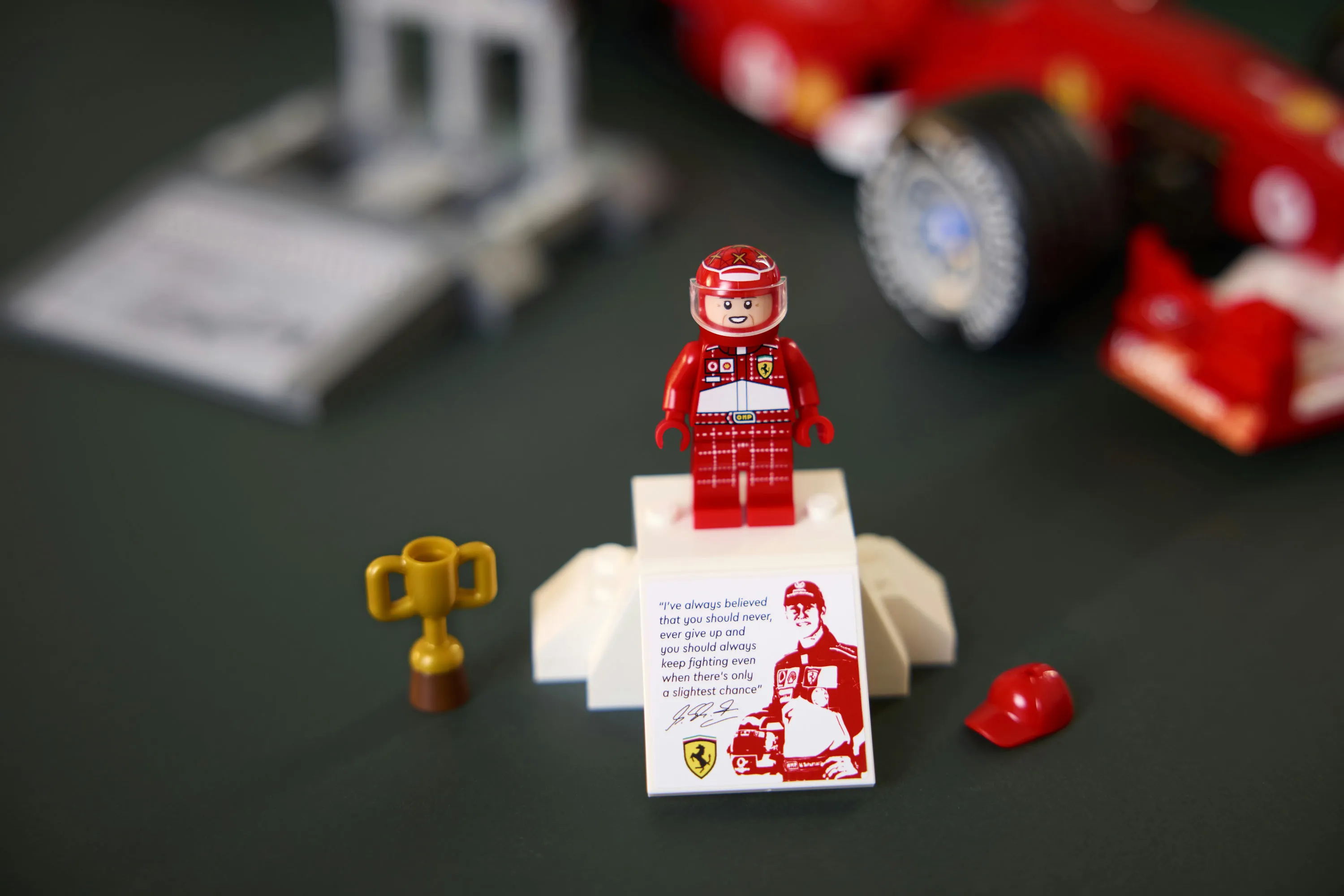 LEGO Icons Ferrari F2004 ja Michael Schumacher 11375
