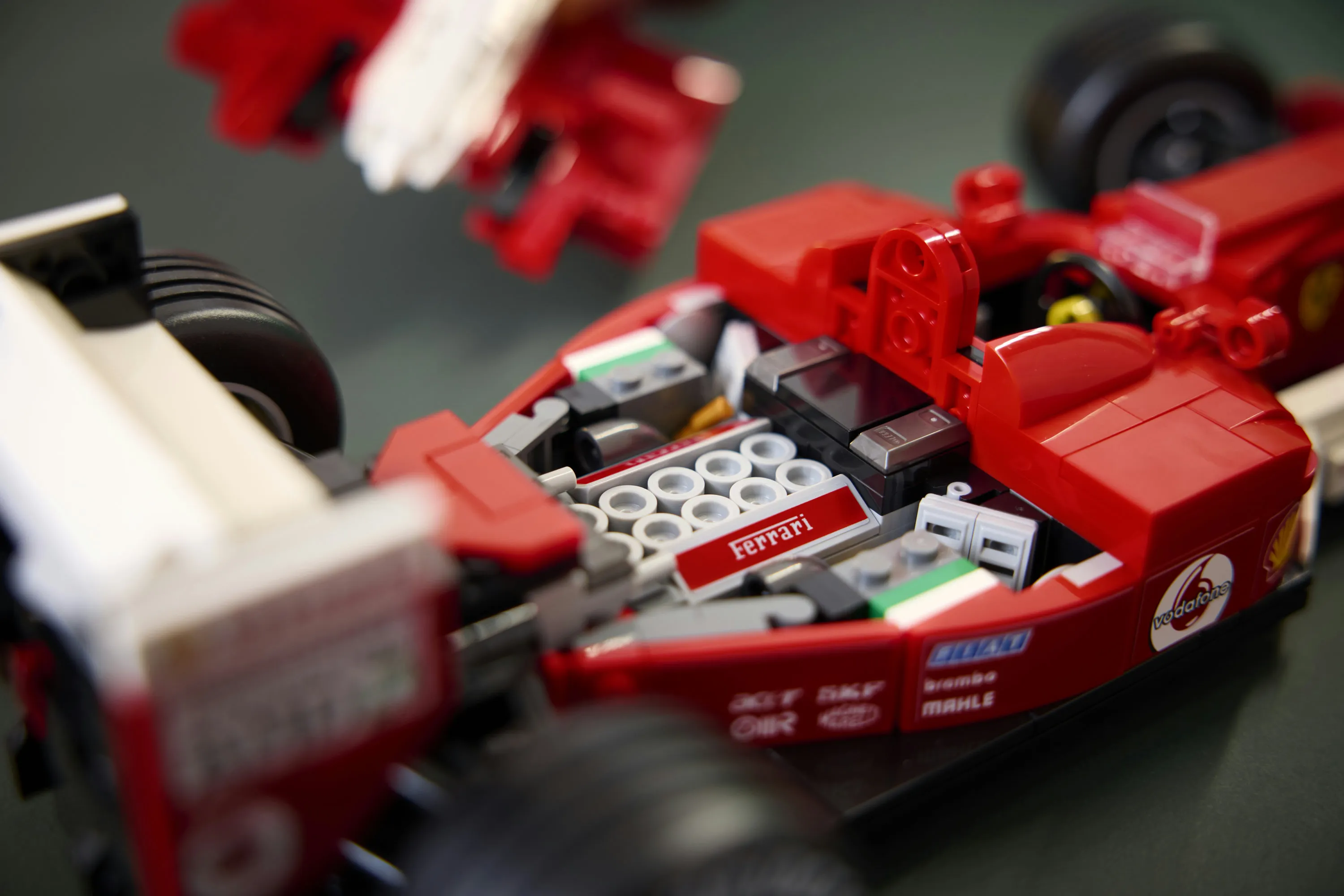 LEGO Icons Ferrari F2004 ja Michael Schumacher 11375