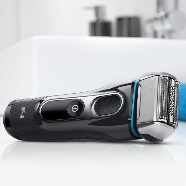 BRAUN PARRANAJOKONE 5140s W&amp;D SERIES-5. Auto-Sensing moottori. Voit k&auml;ytt&auml;&auml; vaikka suihkussa vaahdon ja geelin kanssa. FlexMotionTec on suunniteltu kaulan ja le