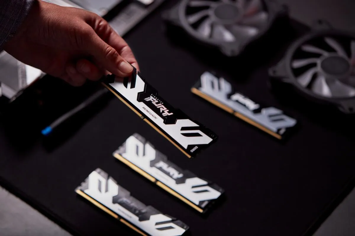 Kingston FURY Renegade 24 Gt (1 x 24 Gt) DDR5 8800 MHz, CL42 -muisti, hopea/musta (XMP)