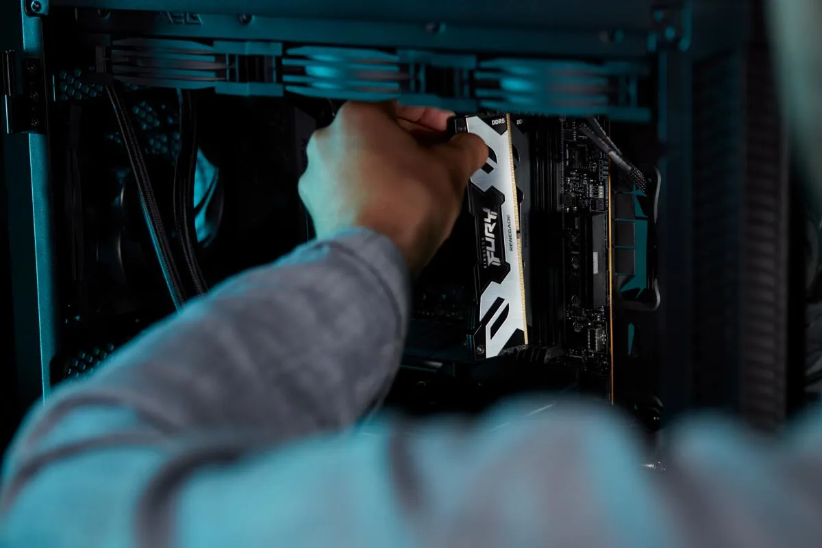 Kingston FURY Renegade 24 Gt (1 x 24 Gt) DDR5 8000 MHz, CL38 -muisti, musta/hopea (XMP)