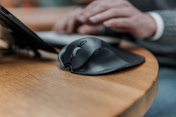 HandshoeMouse Shift Medium Bluetooth