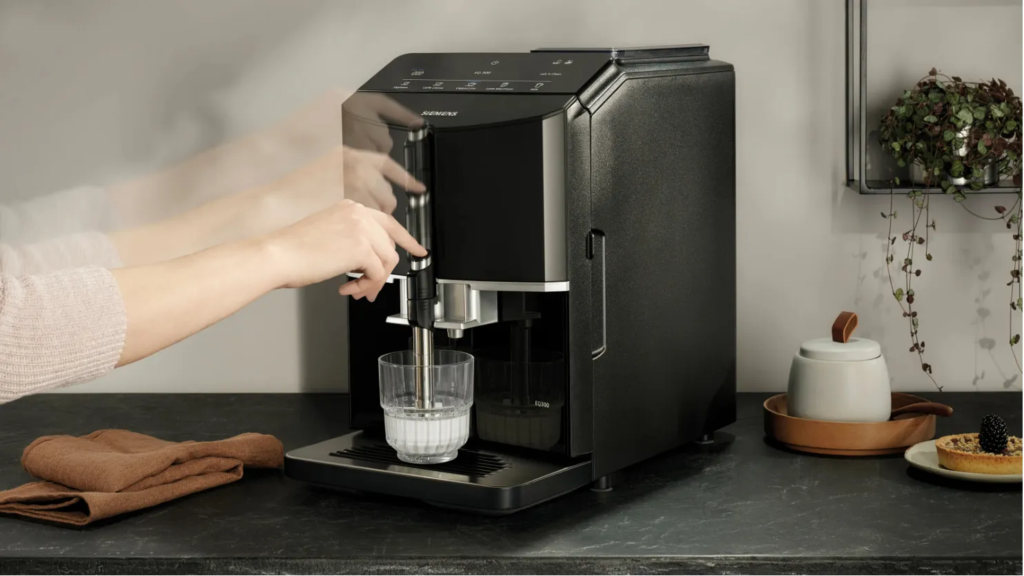 Siemens EQ.300 TF301E19 -t&auml;ysautomaattinen espressokone, musta