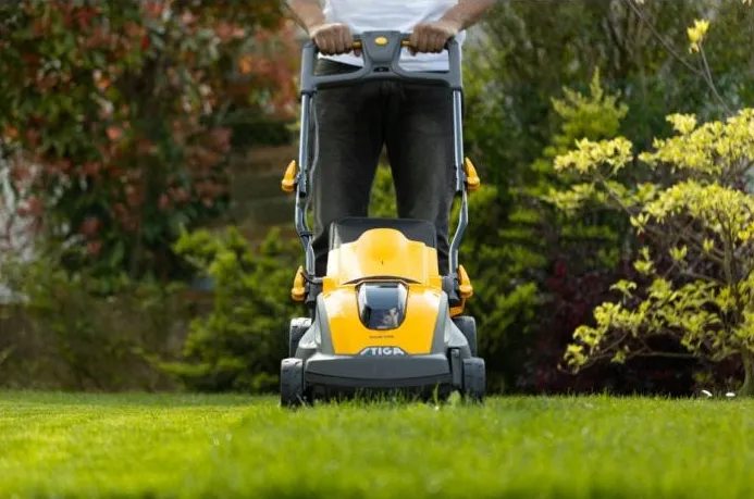 Stiga Combi 340e Kit Cordless Lawnmower 48 V 4 Ah 38 cm 40 l
