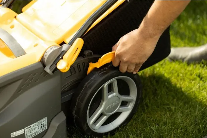 Stiga Combi 340e Kit Cordless Lawnmower 48 V 4 Ah 38 cm 40 l