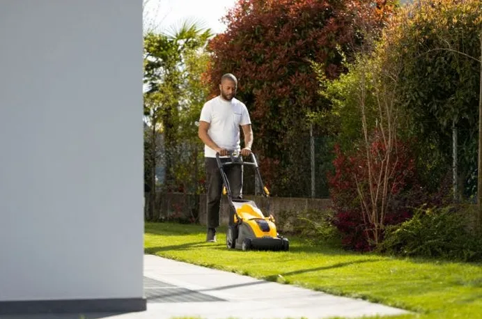 Stiga Combi 340e Kit Cordless Lawnmower 48 V 4 Ah 38 cm 40 l