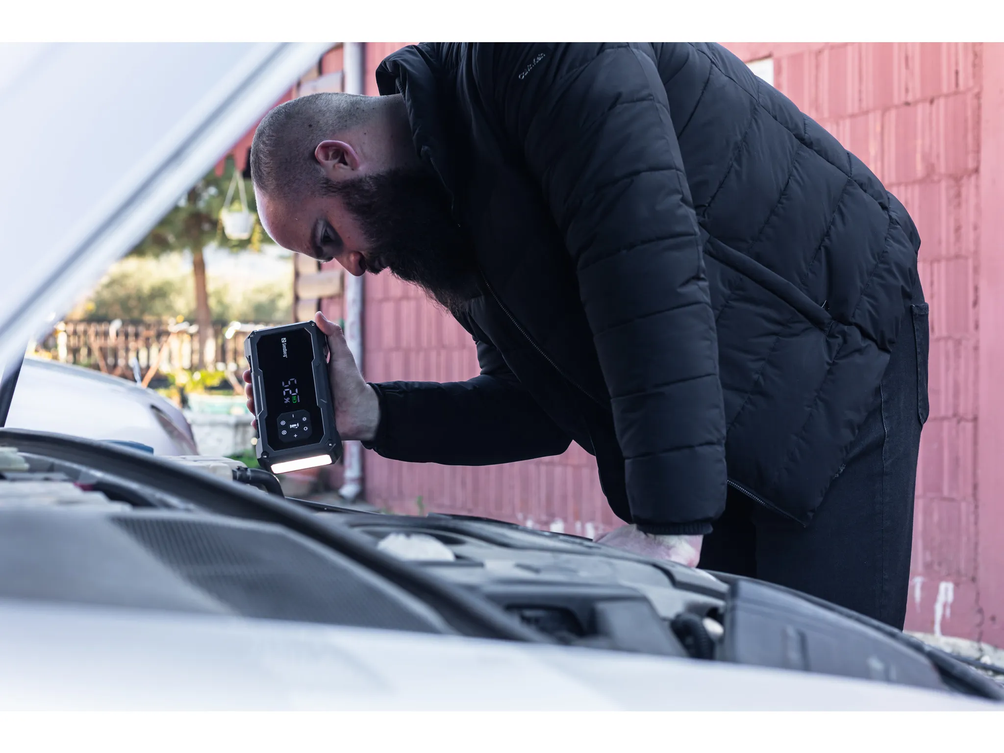 SANDBERG TirePump 10000mAh - auton apuk&auml;ynnistin integroidulla rengaspumpulla