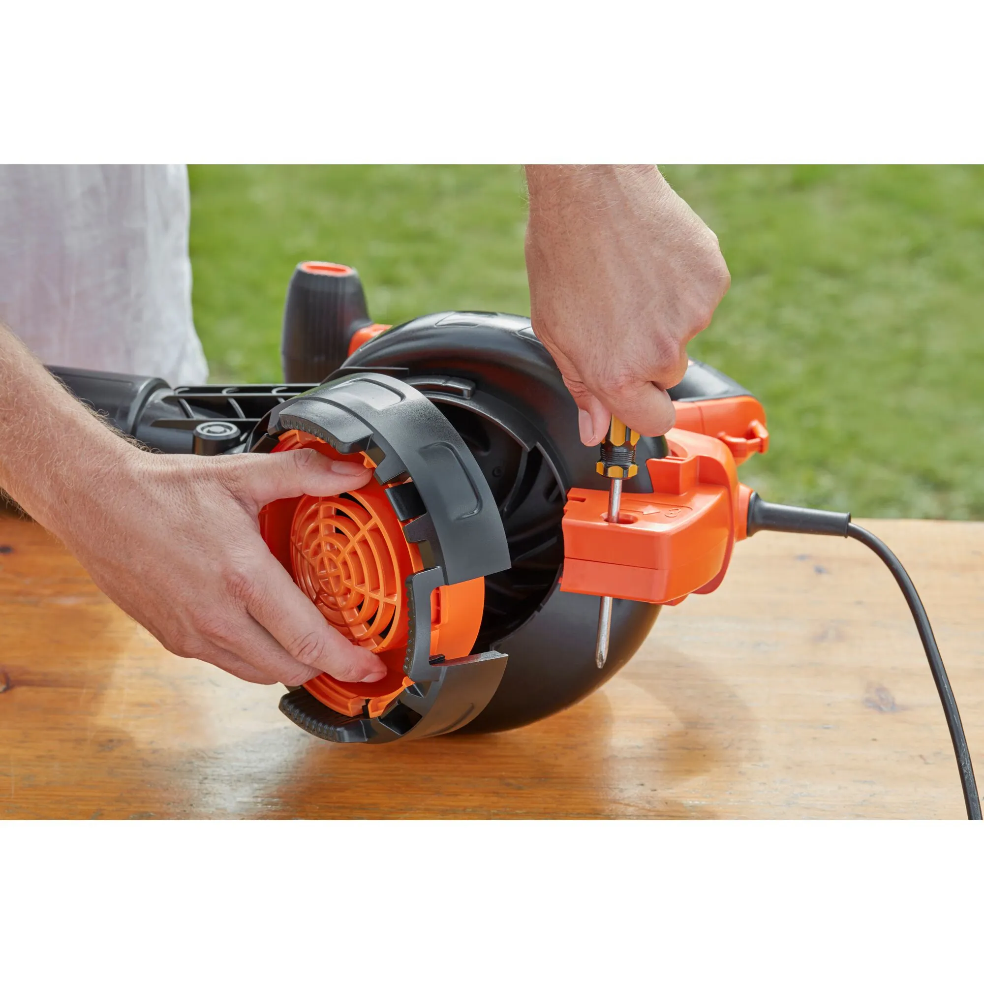 BLACK + DECKER 3-in-1 electric leaf vacuum BEBLV301-QS, leaf vacuum / leaf blower&nbsp;(black / orange, 3,000 watts)