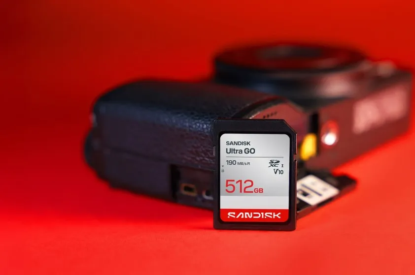 SanDisk Ultra 512 Gt SDXC UHS-I Class 10 U1 -muistikortti, musta ja punainen