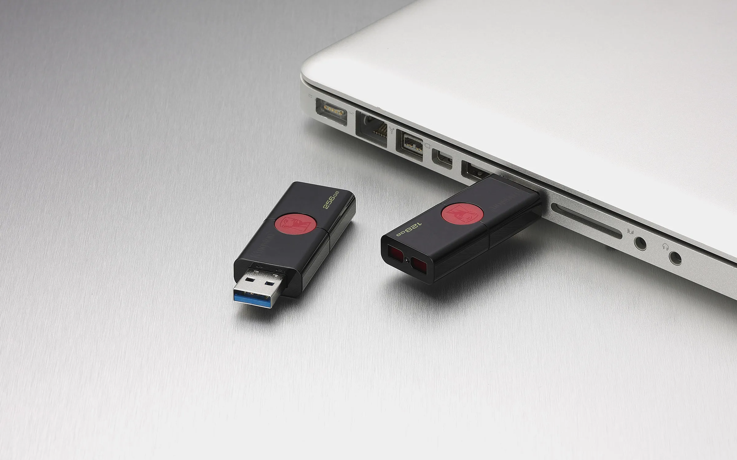 Kingston 32GB DataTraveler 106 USB - memory stick, Black/Red