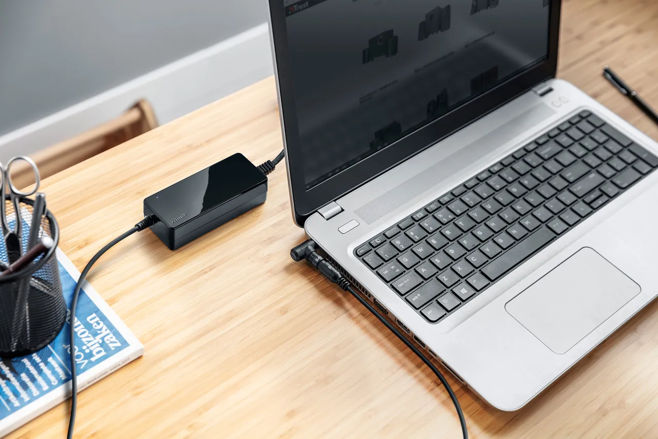 TRUST PRIMO 70W LAPTOP CHARGER -BLK