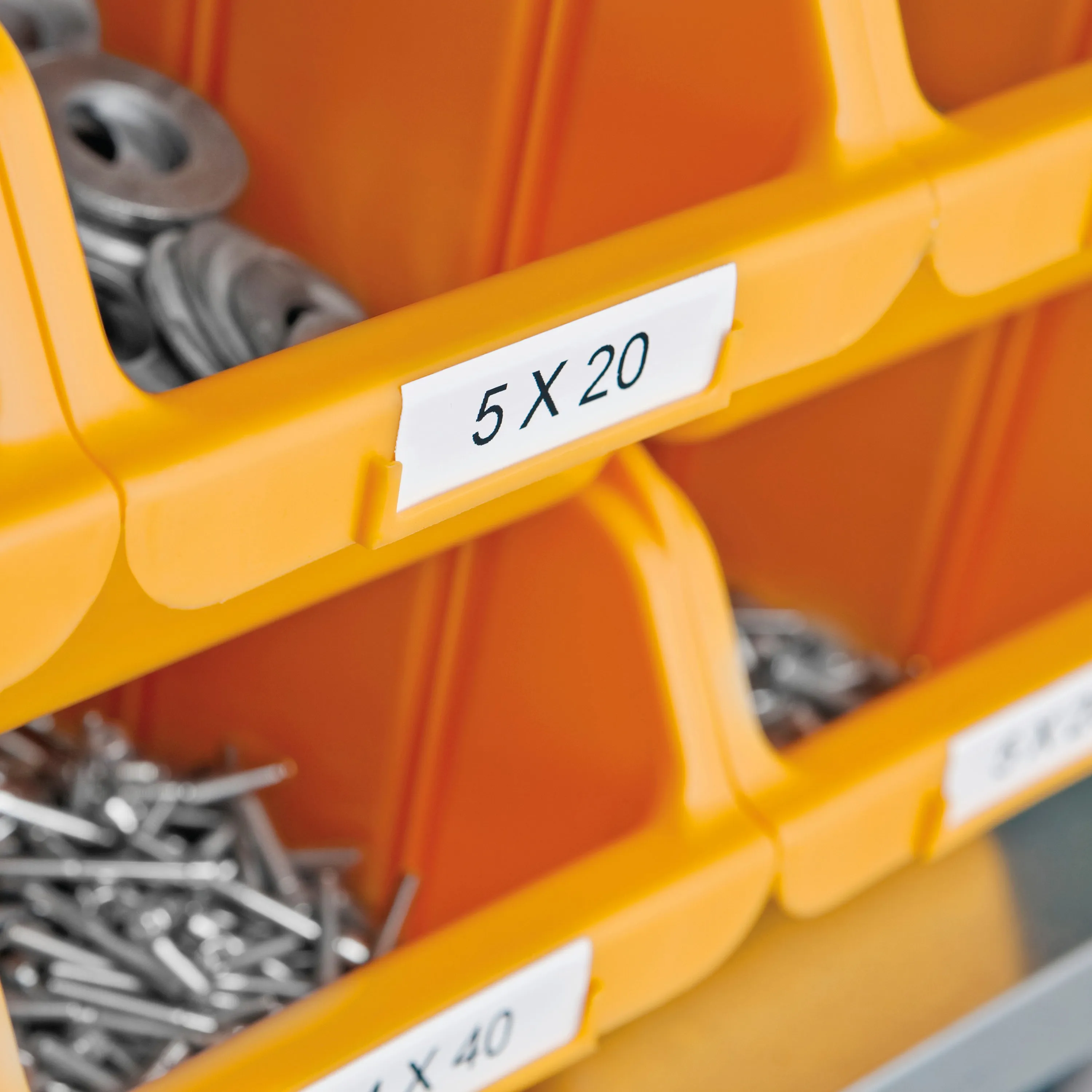 DYMO RhinoPRO m&auml;rktejp perm vinyl 12mm, svart p&aring; vitt, 5.5m rulle