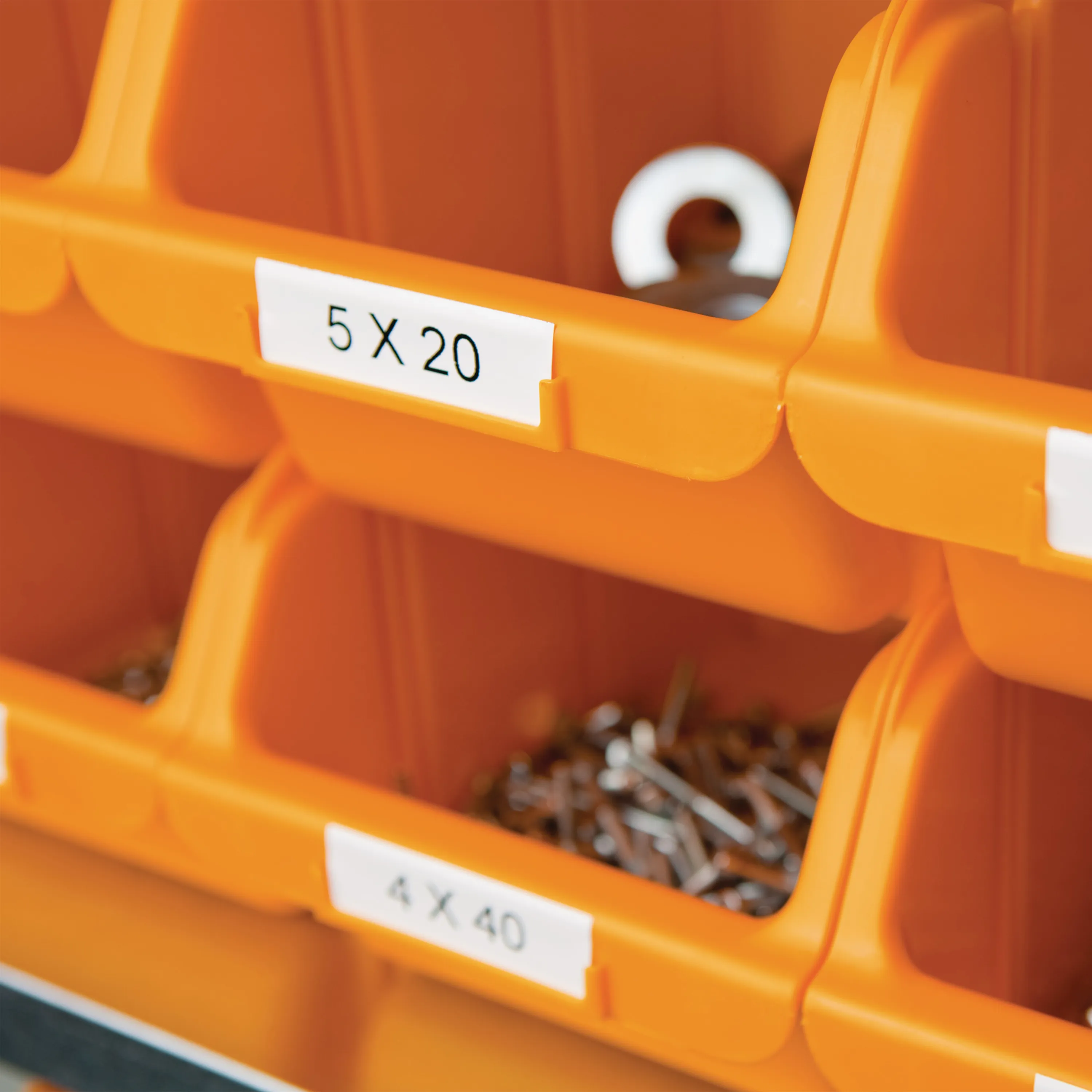 DYMO RhinoPRO m&auml;rktejp perm vinyl 12mm, svart p&aring; vitt, 5.5m rulle