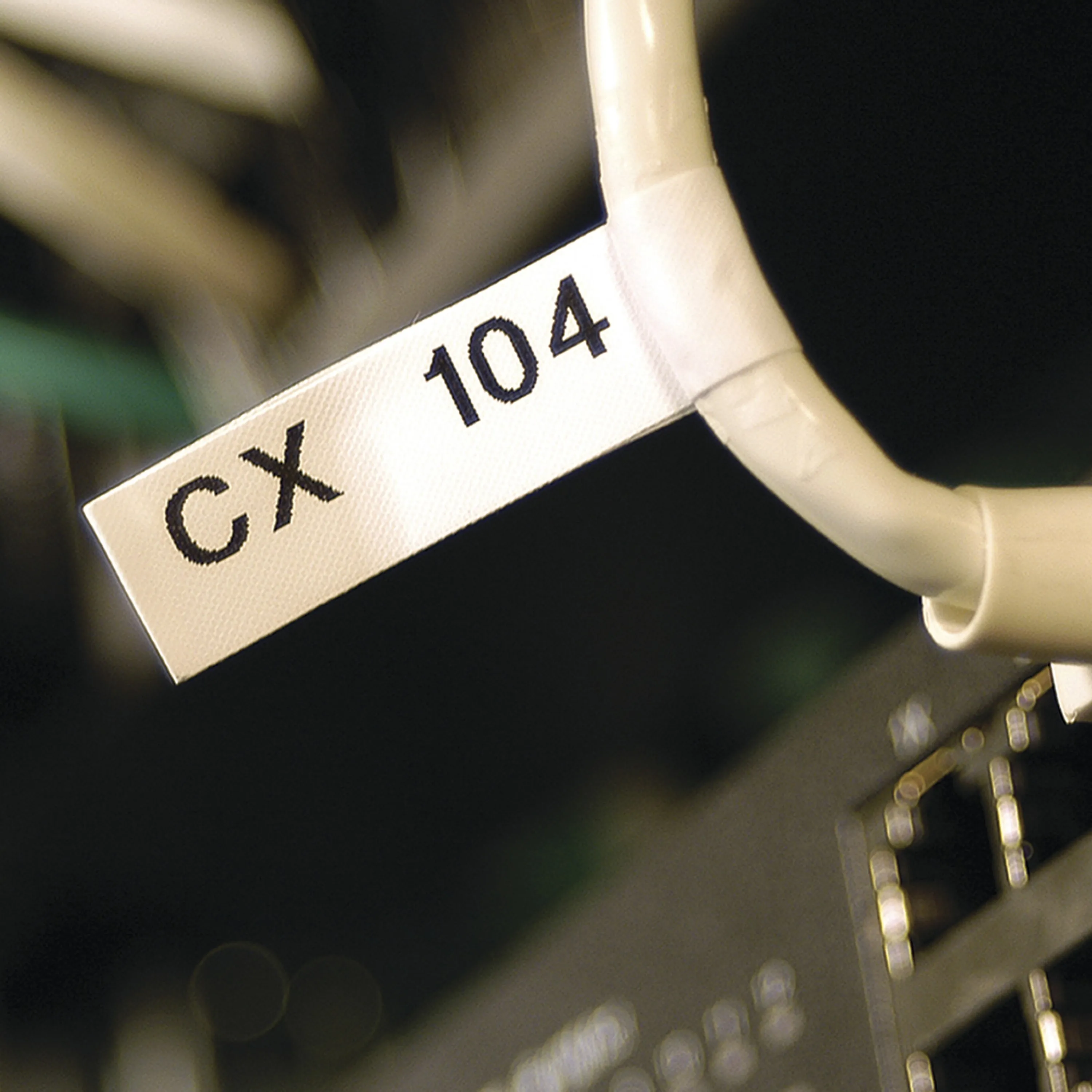 DYMO RhinoPRO m&auml;rktejp perm vinyl 12mm, svart p&aring; vitt, 5.5m rulle