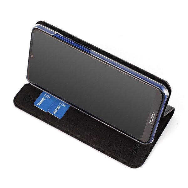 WAVE Book Case musta suojakotelo Honor 8A puhelimelle. Magneettisulkuinen kansi, korttipaikat RFID suojauksella ja l&auml;pin&auml;kyv&auml; muovikelkka (PC). Pintamateriaali