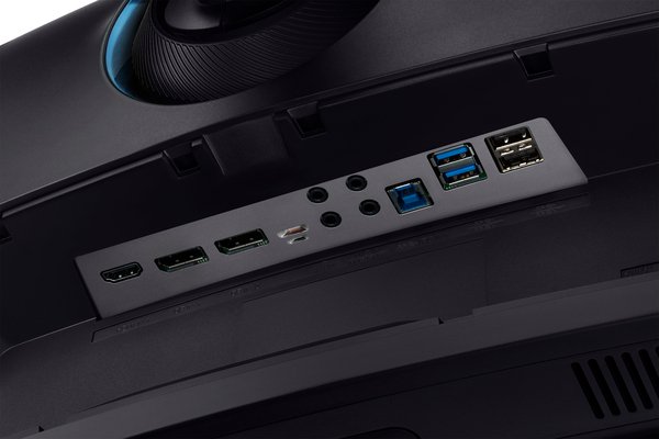 Samsung 48.8" CRG9-5K, 5120x1440px, VA -kaareva pelin&auml;ytt&ouml;