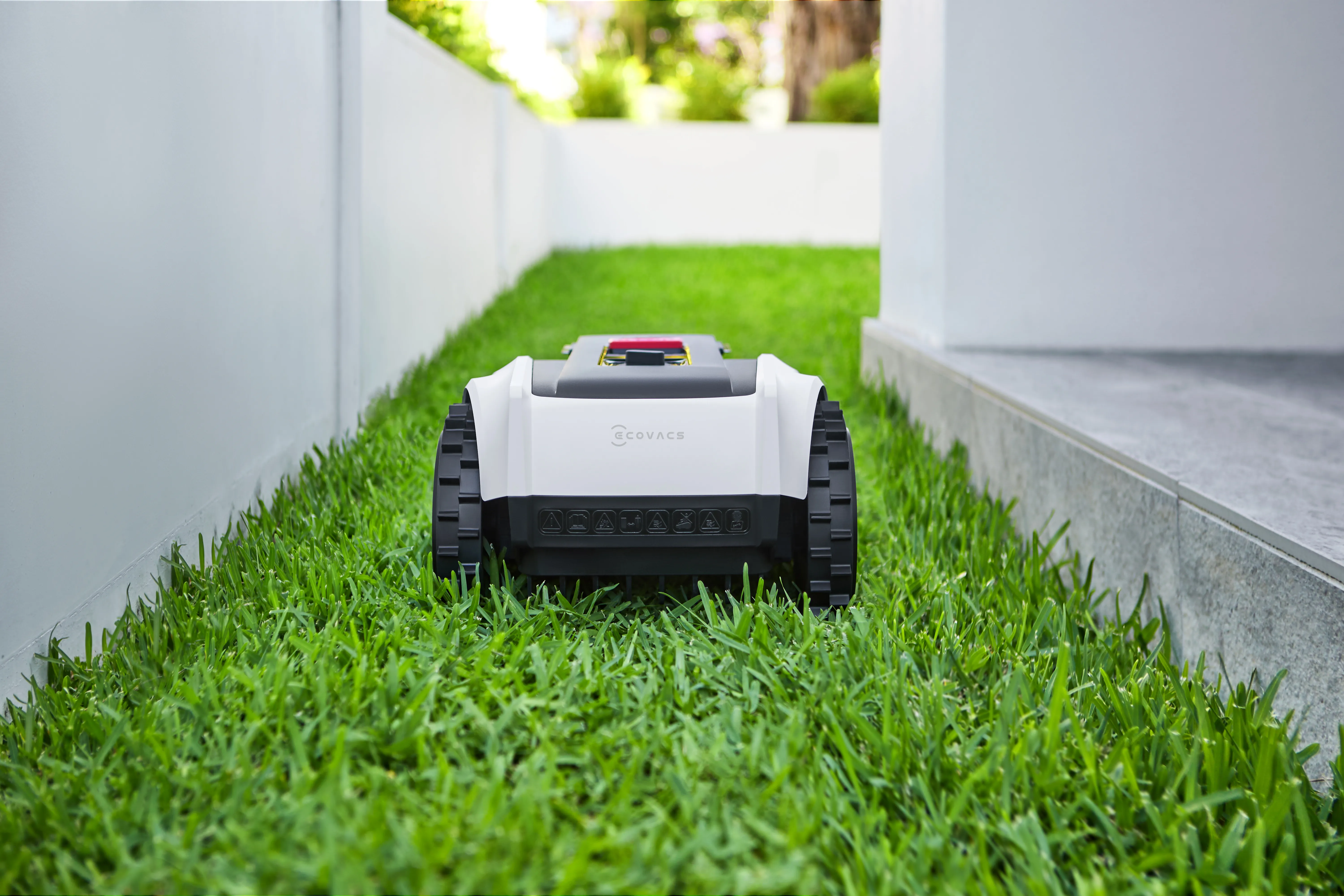 Ecovacs GOAT O800 RTK 800 m² - robotic lawn mover
