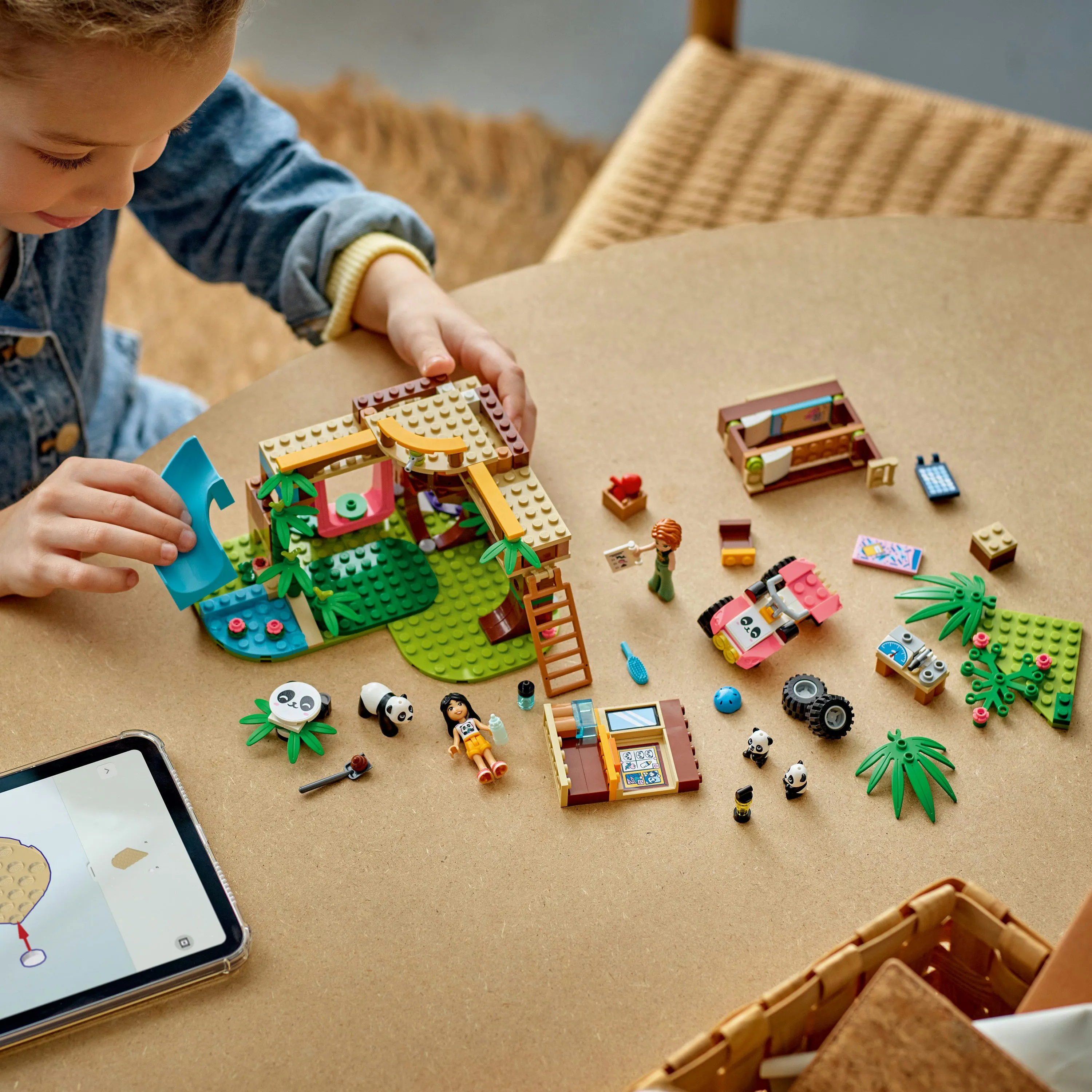 LEGO Friends Panda V&aring;rdstation 42648