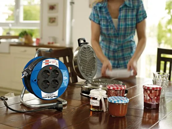 Kabelvinda, 4xCEE 7/4, 1xCEE 7/7,s&auml;kerhetsbrytare, 15m kabel,bl&aring;/sva