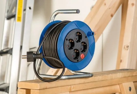 Kabelvinda, 4xCEE 7/4, 1xCEE 7/7,s&auml;kerhetsbrytare, 15m kabel,bl&aring;/sva