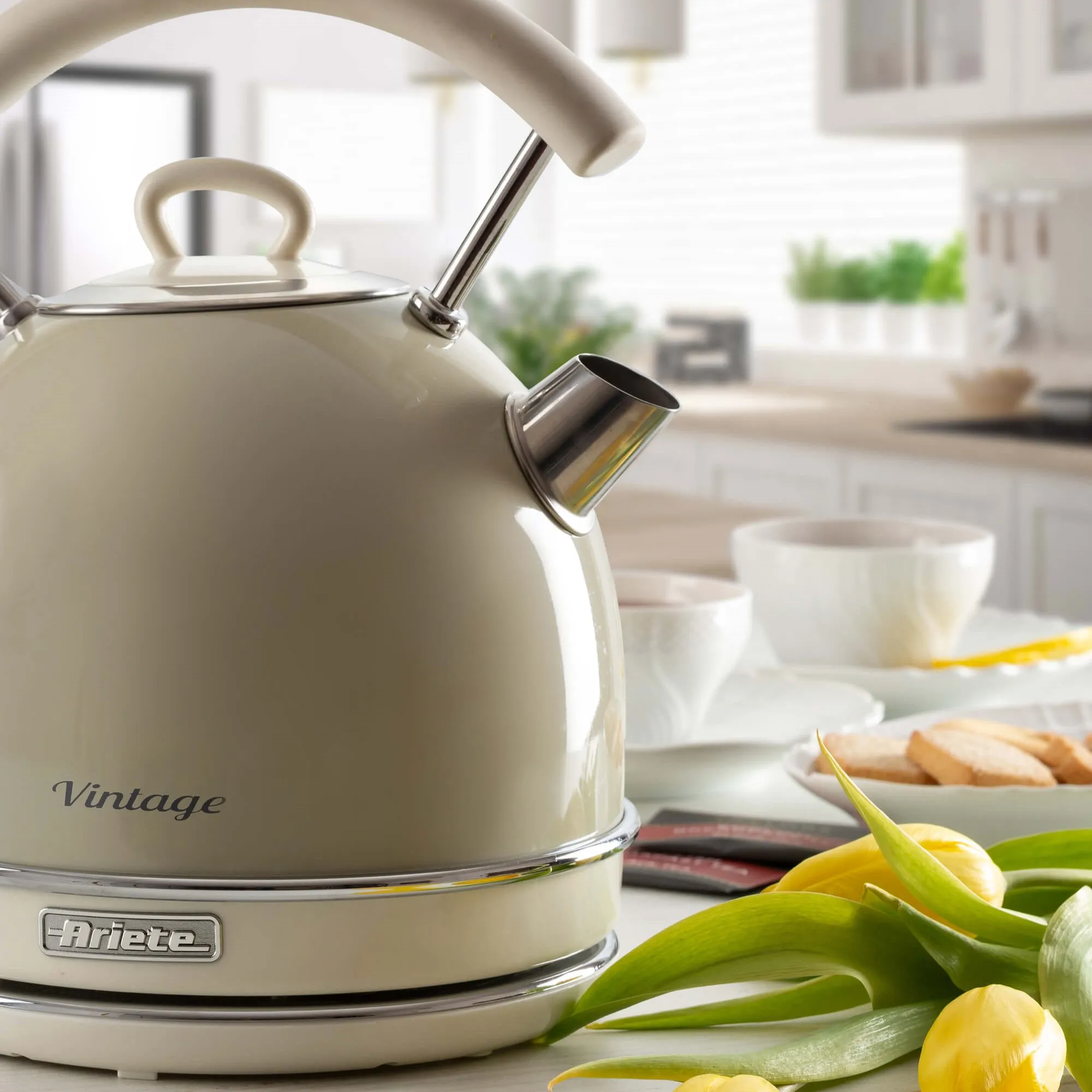 Ariete Vintage Kettle Beige, Round (Beige, 2,000 Watt, 1.7 Liters)