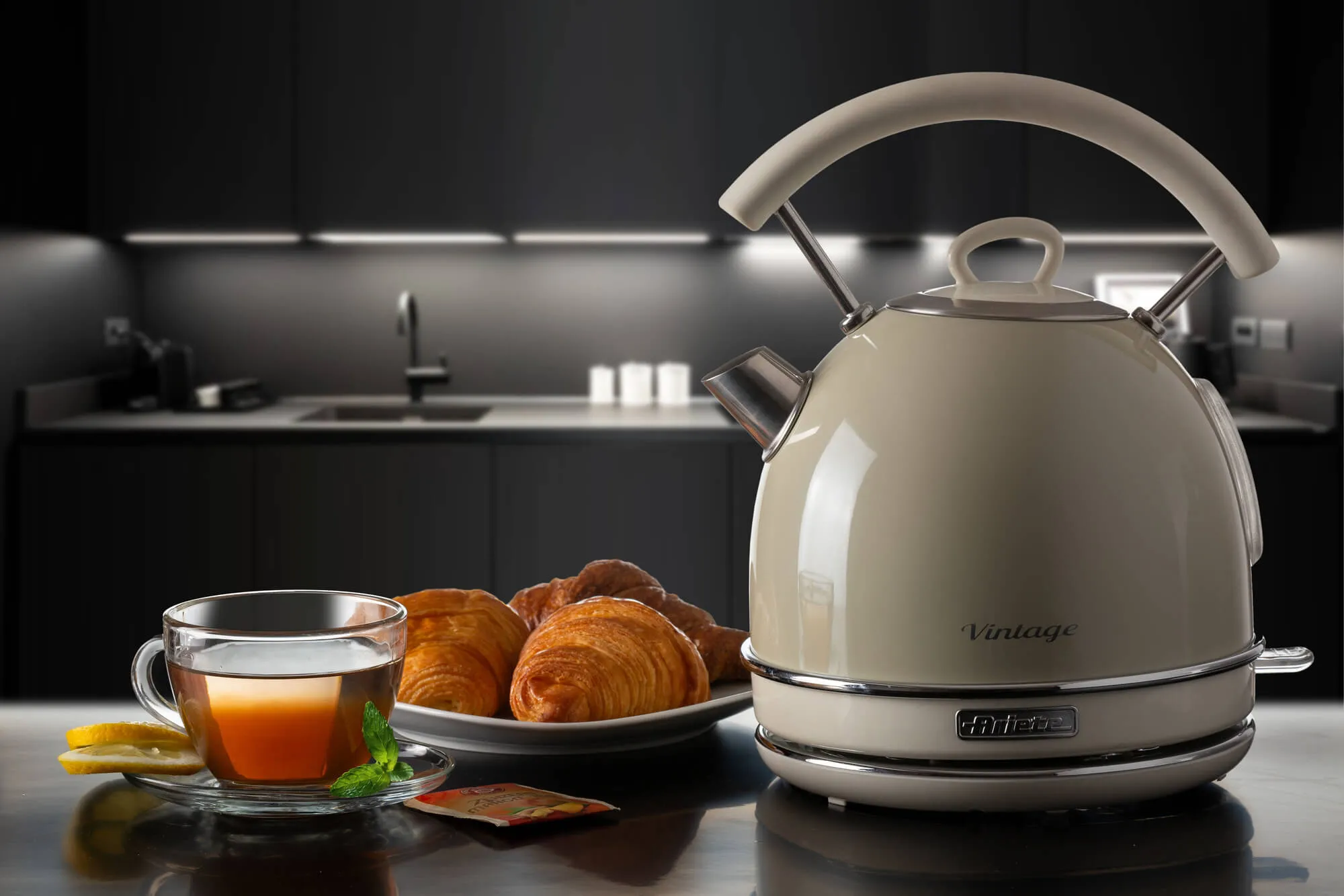 Ariete Vintage Kettle Beige, Round (Beige, 2,000 Watt, 1.7 Liters)