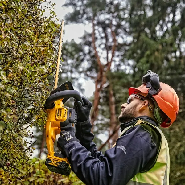 DeWALT DCMHT563N - Hedge trimmer