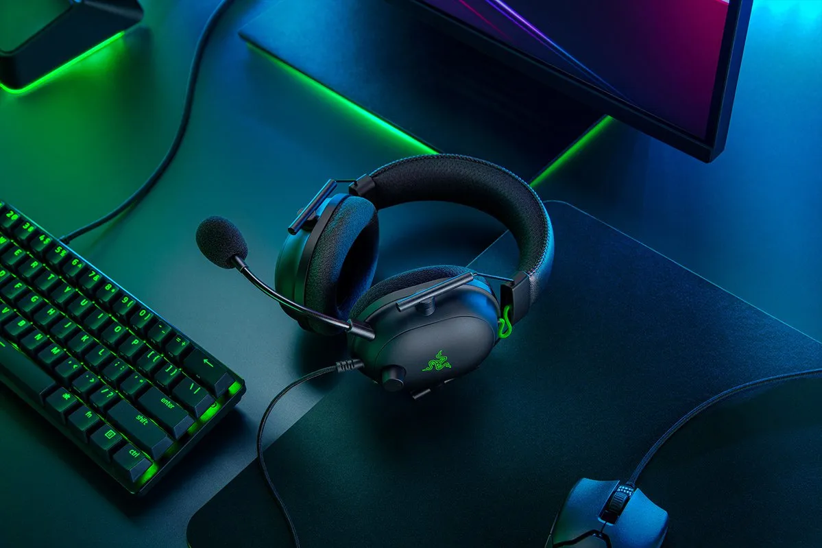 Razer Blackshark V2 + USB Mic Enhancer - gaming headset, black