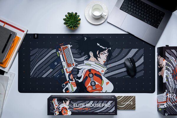 Mighty Setup Armory Girl Orange -pelihiirimatto, 900x400x4mm Mighty Setup Armory Girl Orange -pelihiirimatto, 900x400x4mm