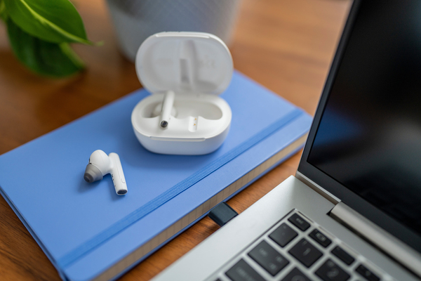 Poly Voyager Free 60+ UC tr&aring;dl&ouml;sa in-ear h&ouml;rlurar, vit
