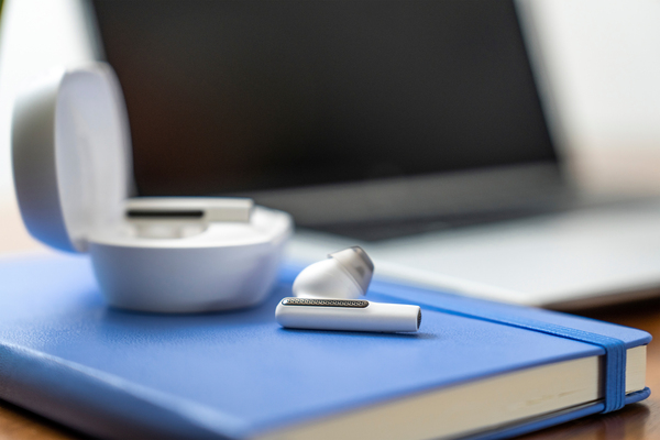 Poly Voyager Free 60+ UC tr&aring;dl&ouml;sa in-ear h&ouml;rlurar, vit